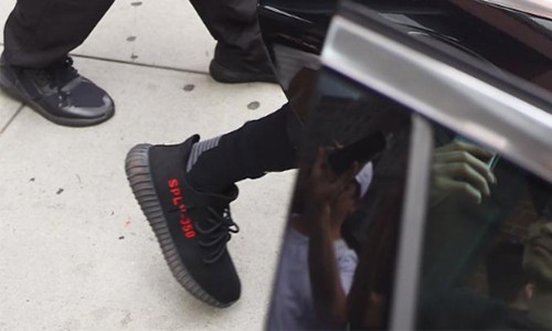 侃爷上脚新配色 Yeezy Boost 350 V2